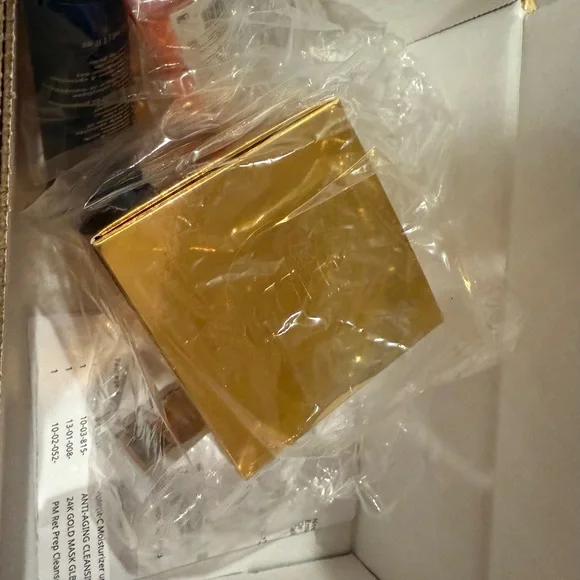 Peter Thomas brand NEW 24k gold mask.